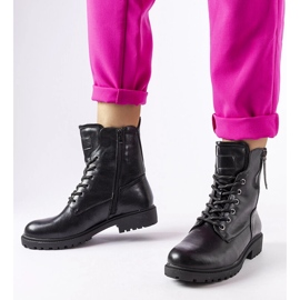 Ailenin mustat eristetyt saappaat 1