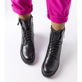 Ailenin mustat eristetyt saappaat 2