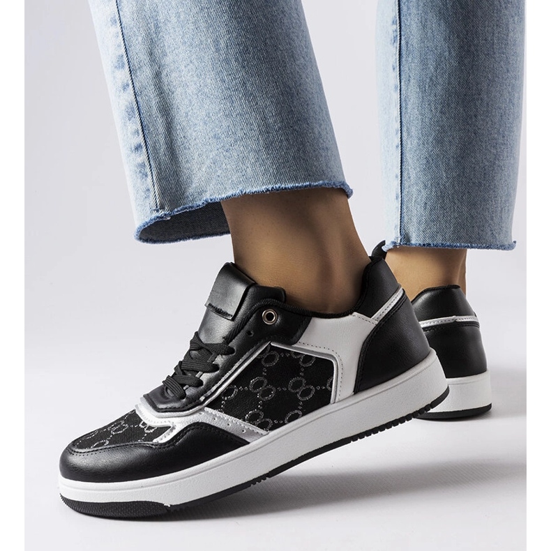 Inna Mustat tennarit, joissa on Isidor-monogrammi 1