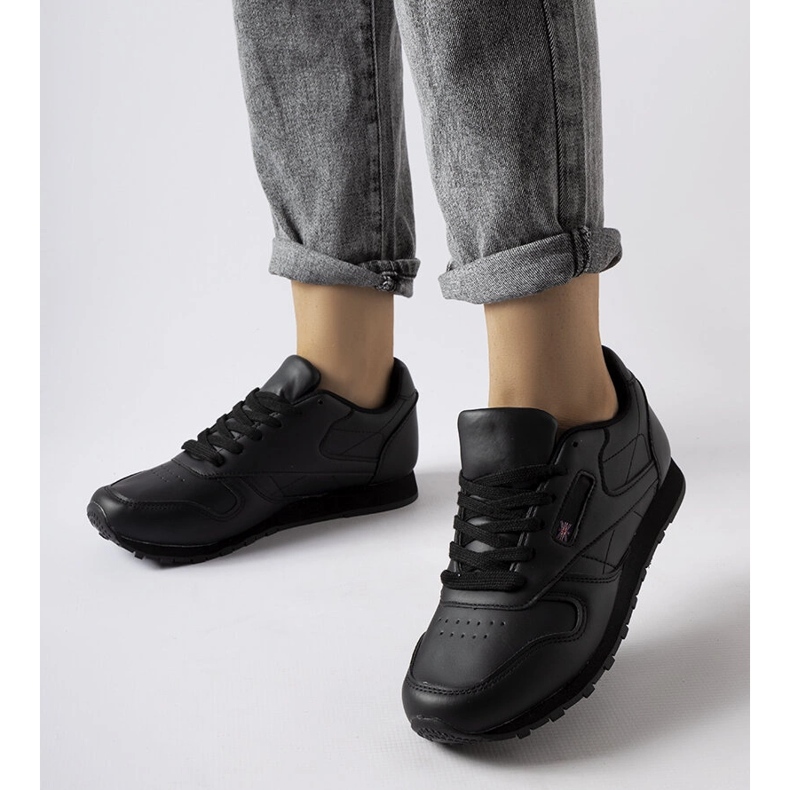 Poulsenin mustat klassiset lenkkarit 1