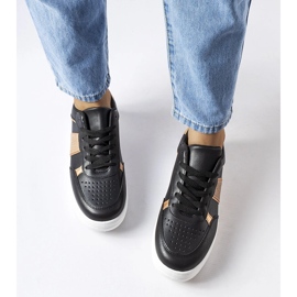 Mustat ja kultaiset urheilulenkkarit Parmasta 1