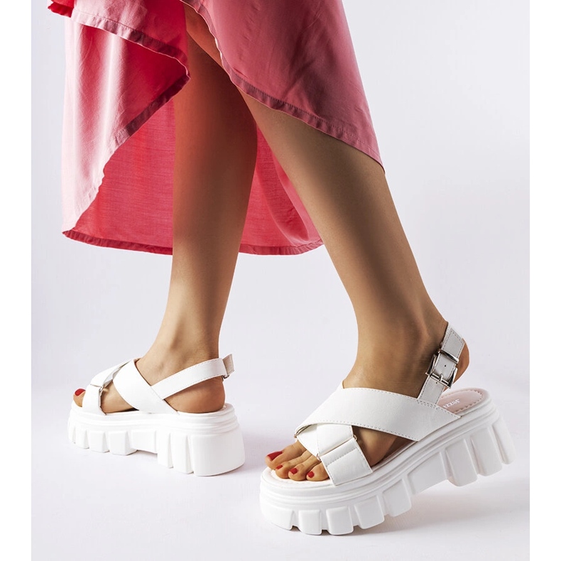 Valkoiset tyylikkäät alustasandaalit Torriana valkoinen 1