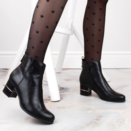 Mustat lämpimät Chelsea-saappaat M. Daszyńskin postauksessa 1