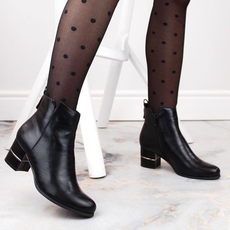 Mustat lämpimät Chelsea-saappaat M. Daszyńskin postauksessa 1