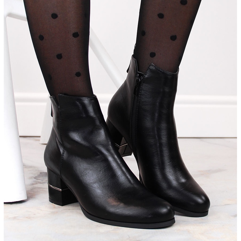 Mustat lämpimät Chelsea-saappaat M. Daszyńskin postauksessa 2