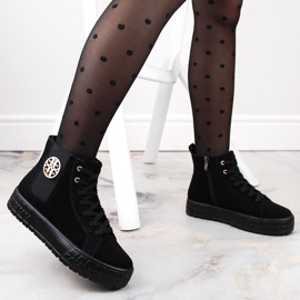 Mustat mokkanahkasaappaat alustalla, eristetty Filippo DBT4715 2