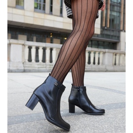 Mustat eristetyt nilkkurit, joissa Barreto strassit 2