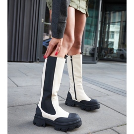 Barriosin beige-massiiviset saappaat kulutuspinnalla 2