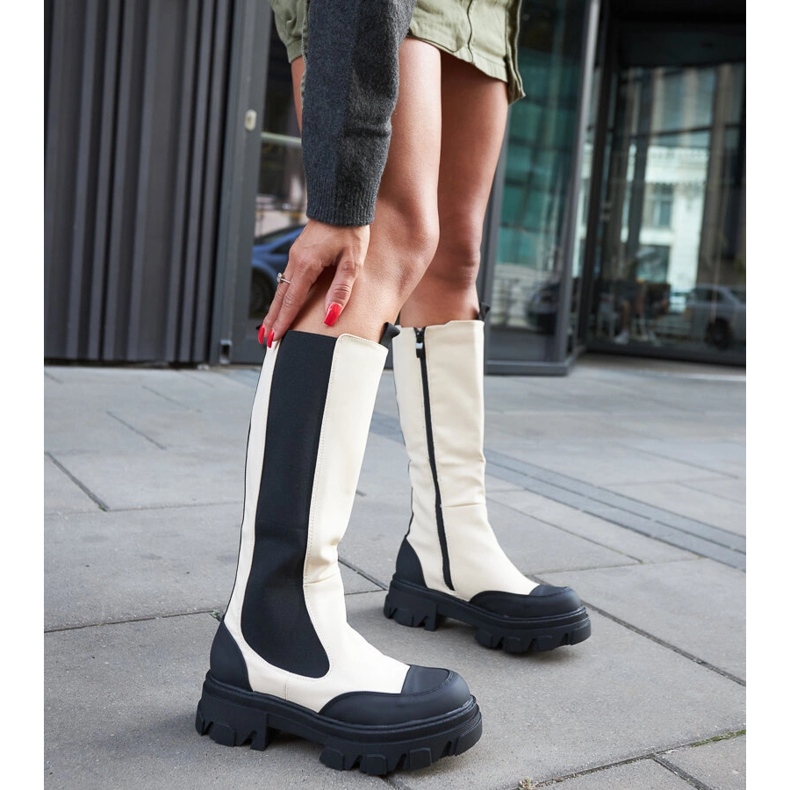 Barriosin beige-massiiviset saappaat kulutuspinnalla 2