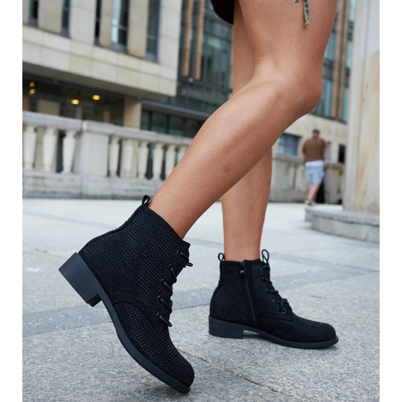 Mustat nilkkurit, jotka on koristeltu Melisurgo-zirkoneilla 2