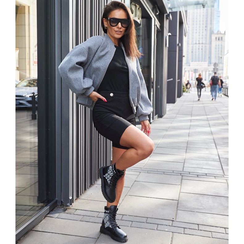 Mustat monogrammilla koristellut saappaat 1