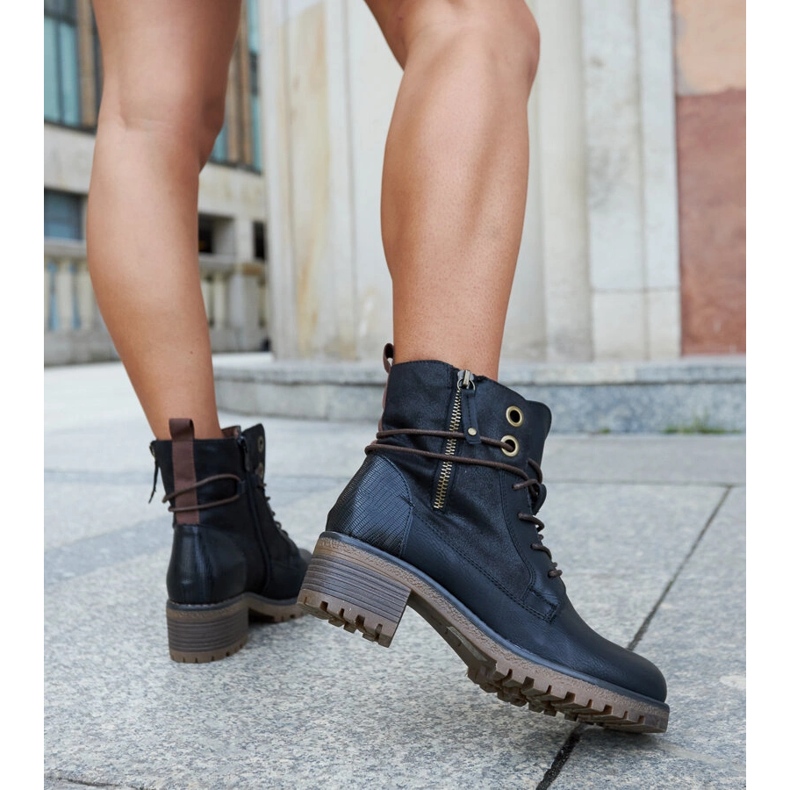 Howarth mustat eristetyt saappaat 1