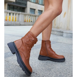 Ruskeat saappaat Ugo-alustalla 2