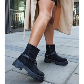 Mustat nilkkurit koristeellisella rannekorulla 2