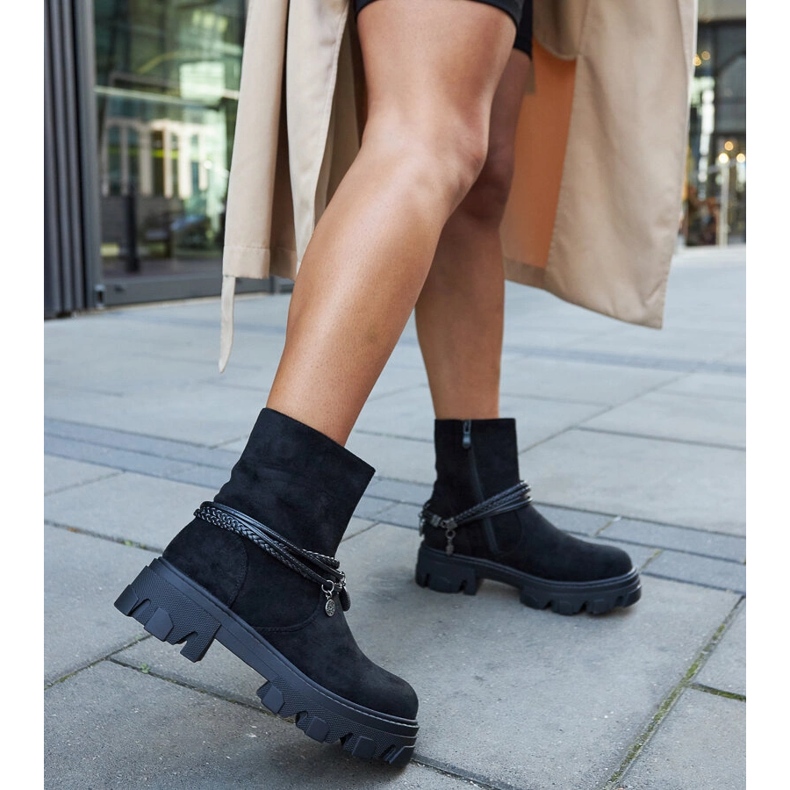 Mustat nilkkurit koristeellisella rannekorulla 2