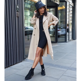 Mustat nilkkurit koristeellisella rannekorulla 1