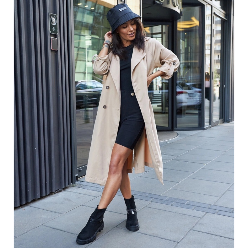 Mustat nilkkurit koristeellisella rannekorulla 1