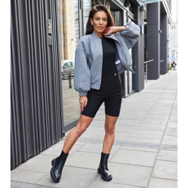 Mustat saappaat koristeltu Nicla-ompeleilla 1