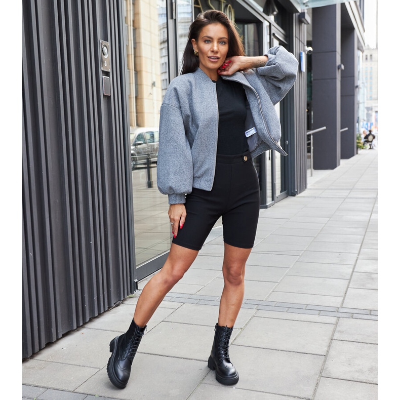 Mustat saappaat koristeltu Nicla-ompeleilla 1