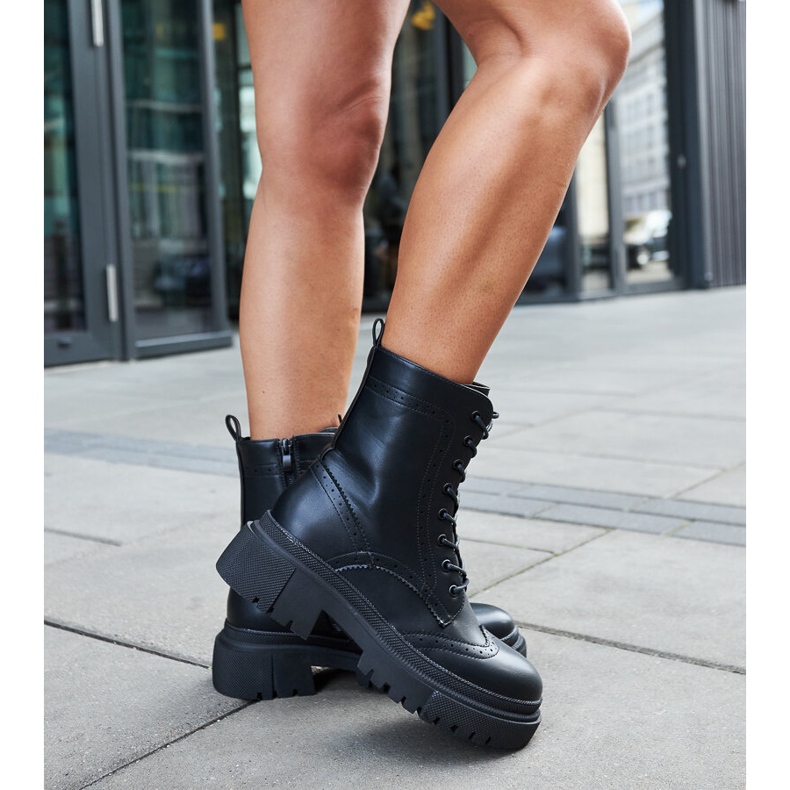 Mustat saappaat koristeltu Nicla-ompeleilla 2