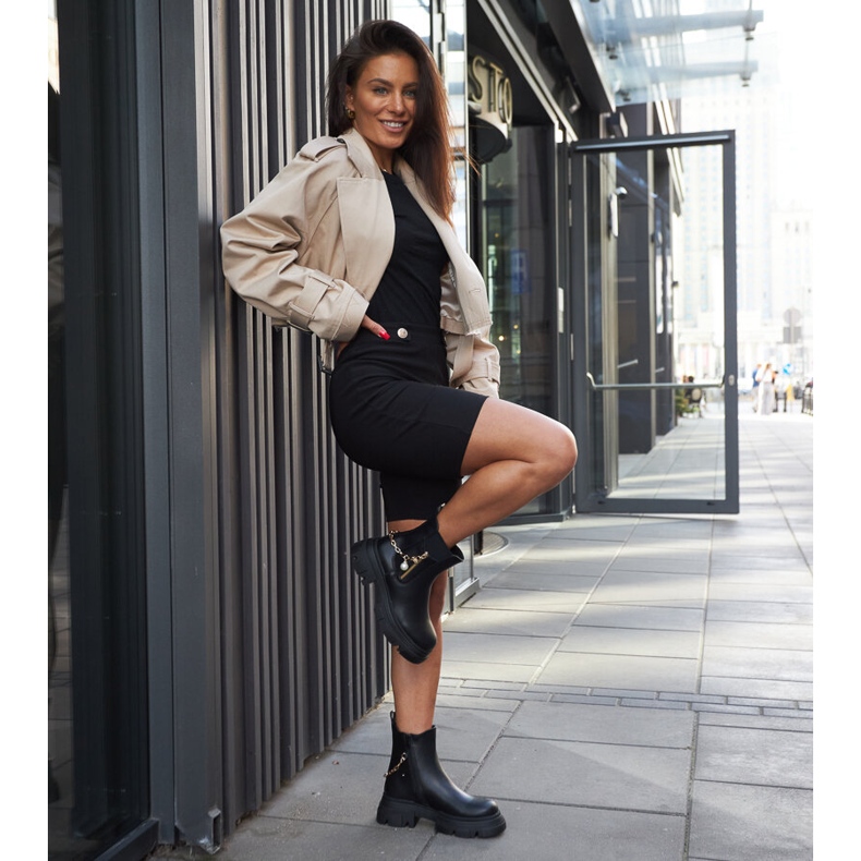 Mustat nilkkurit koristeellisella Archard-ketjulla 1