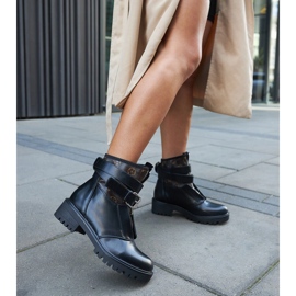 Mustat saappaat koristeellisella Domus-hihnalla 2