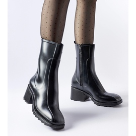 Mustat vetoketjulliset Wellington-saappaat Maggiore-lohkolla 1