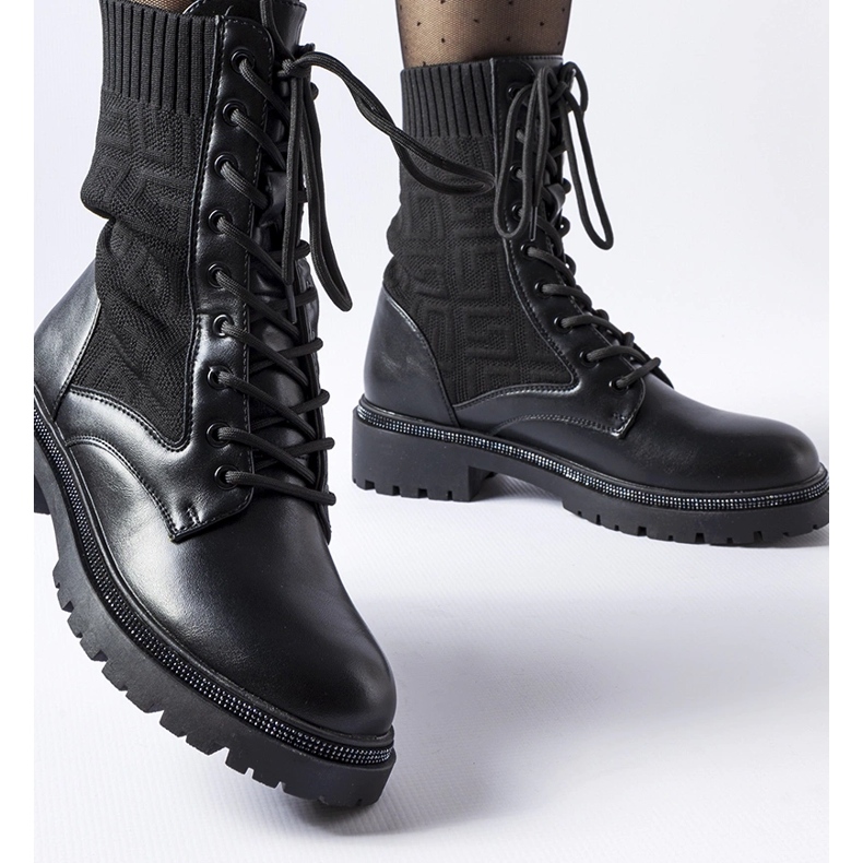 Mustat nilkkurit Emanuelen strassilla 1