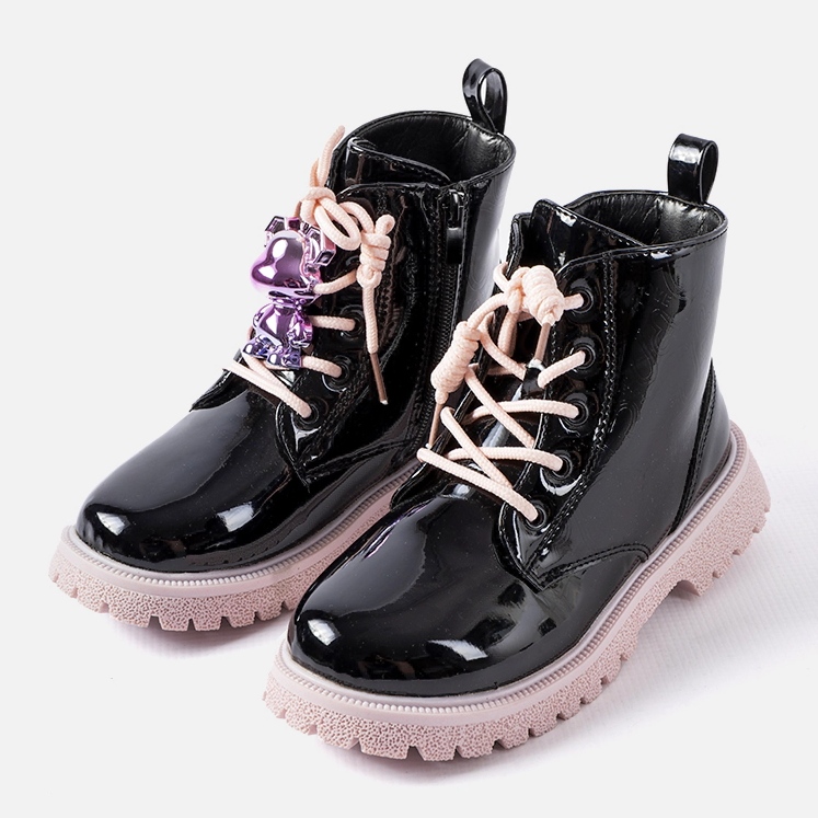 Evento Mustat ja vaaleanpunaiset lakkasaappaat, joissa on Orso-nalle 1