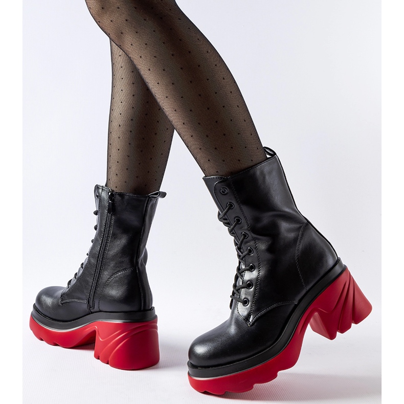 Mustat eristetyt kengät punaisella kantapäällä Hinta 1