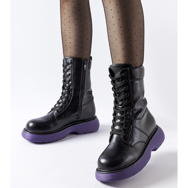 Mustat eristetyt kengät violetilla pohjalla Beata 1