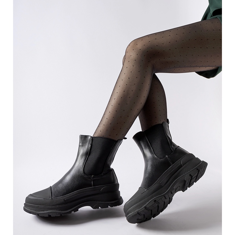 Mustat nilkkurit urheilullisella Ermanno-pohjalla 1