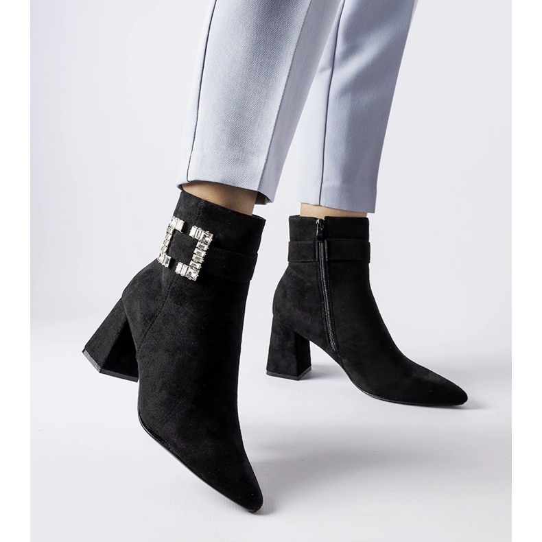 Mustat nilkkurit, joissa Alfero strassit 1