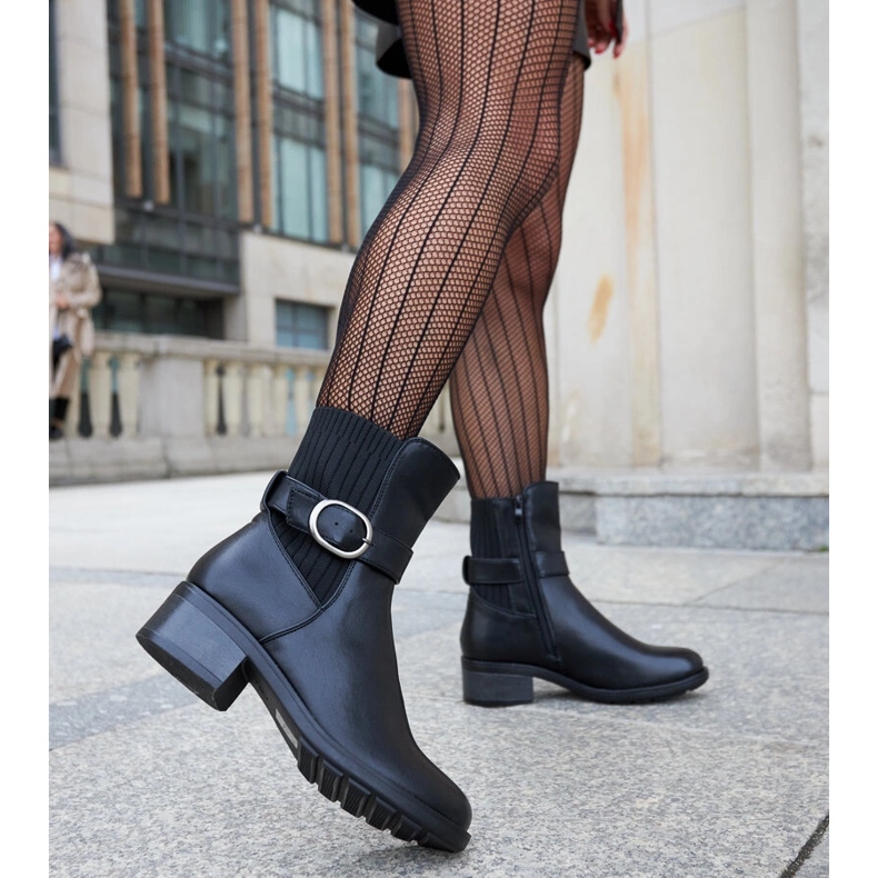 Mustat nilkkurit koristeellisella Archuleta-soljella 2