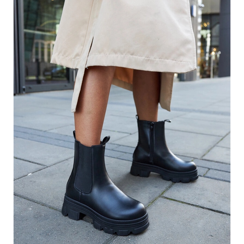 Mustat nilkkurit Placido-alustalla 2