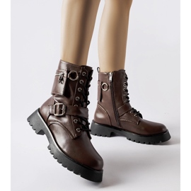 Manzonin ruskeat eristetyt työntekijät laukulla 1