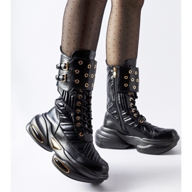 Mustat nilkkurit, jotka on koristeltu Veronese-tikkauksella 1