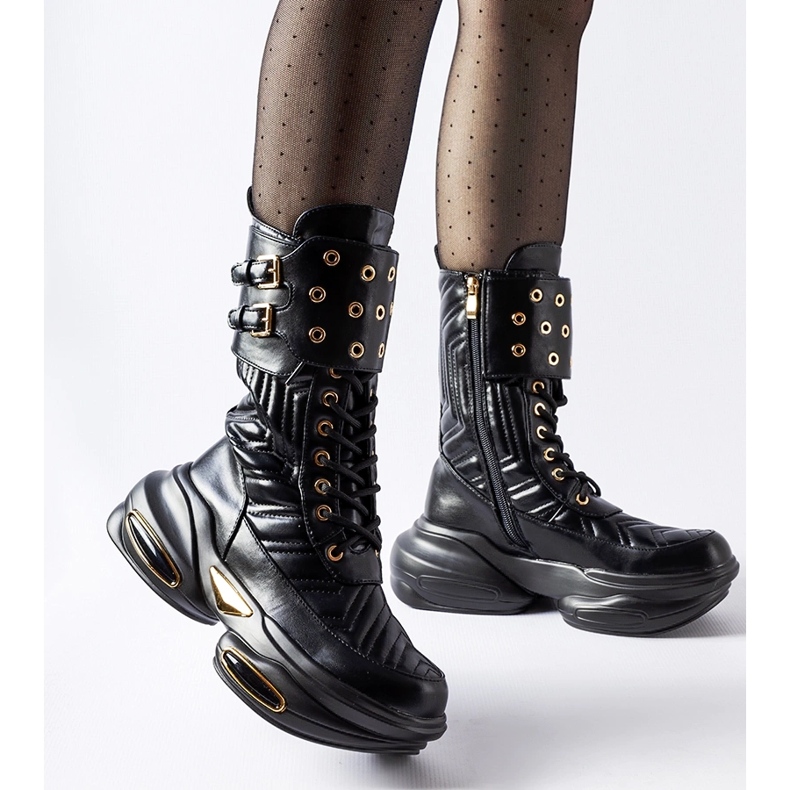 Mustat nilkkurit, jotka on koristeltu Veronese-tikkauksella 1