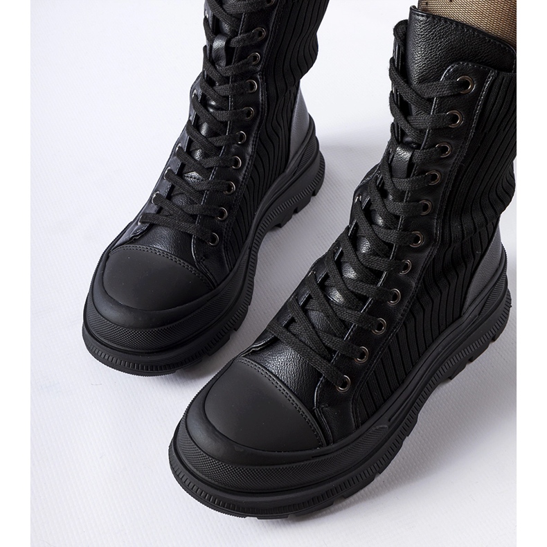 Mustat sukat, joissa paksu Vitto-pohja 1