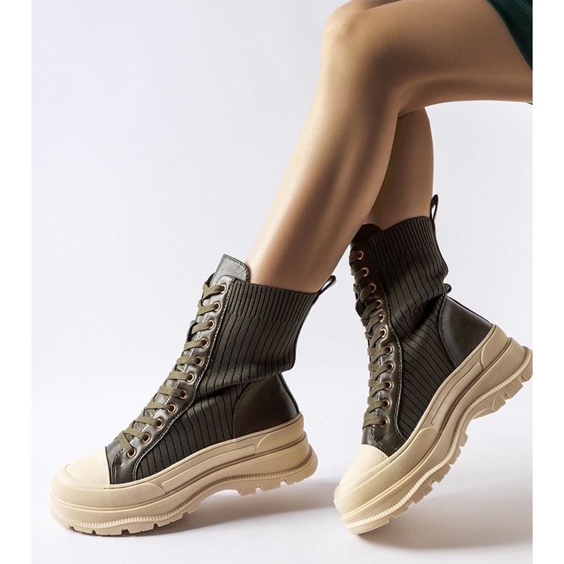 Tummanvihreät saappaat vaalealla paksulla Vitto-pohjalla 1