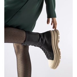 Mustat eristetyt kengät paksulla pohjalla Giselda 1