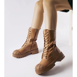 Ruskeat eristetyt naisten Cardinale-työntekijät 1