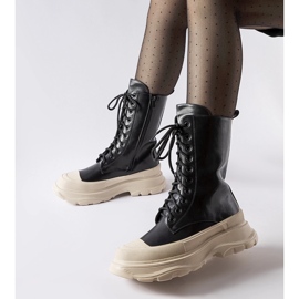 Mustat työläiskengät, joissa paksu beige Crosia-pohja 1