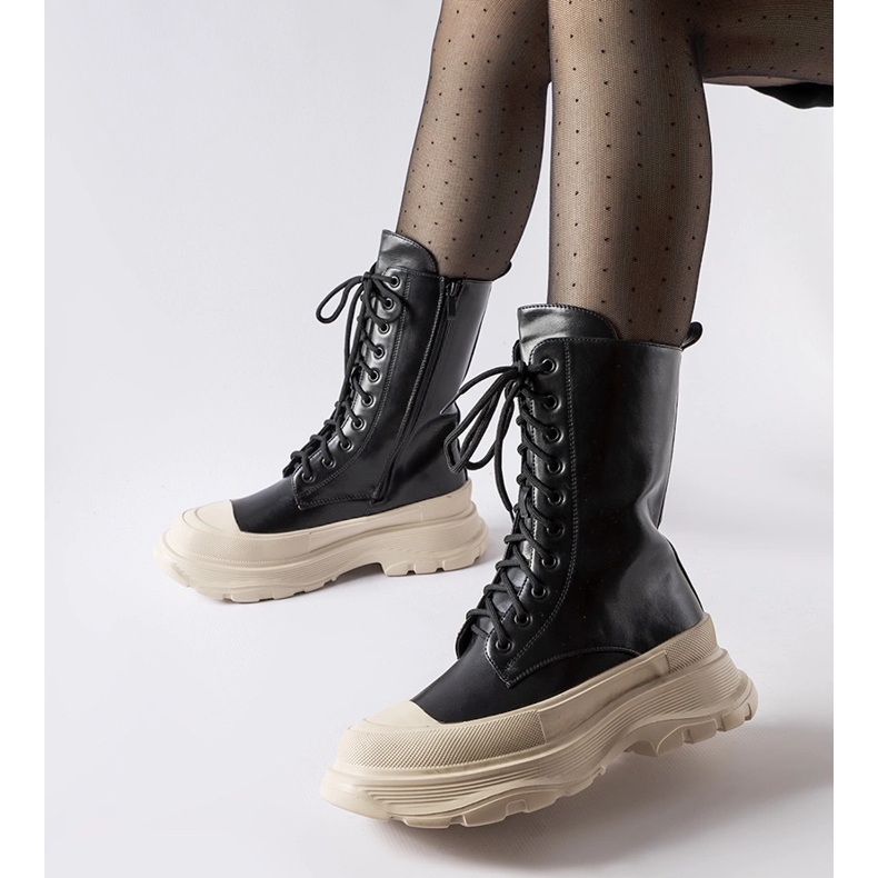 Mustat työläiskengät, joissa paksu beige Crosia-pohja 1