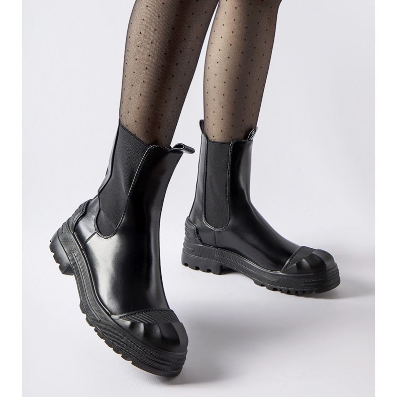 Mustat eristetyt massiiviset albanilaiset nilkkurit 1