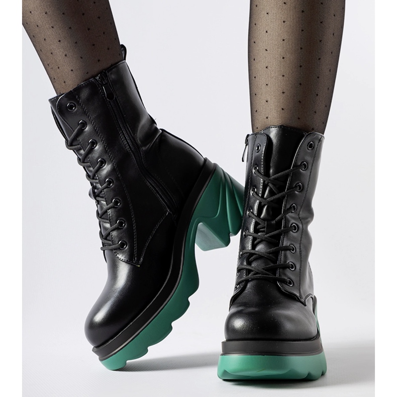 Mustat eristettyjä työntekijöitä Costan meripylväässä 1