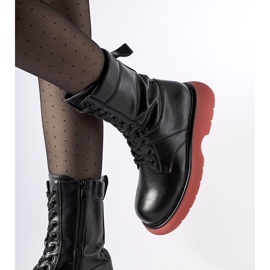 Mustat eristetyt saappaat vaaleanpunaisella Beata-pohjalla 2