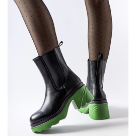 Mustat eristetty nilkkurit vihreällä Tirano-korolla 1