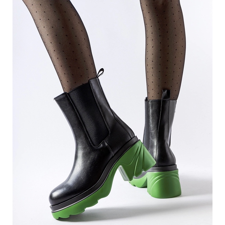 Mustat eristetty nilkkurit vihreällä Tirano-korolla 1