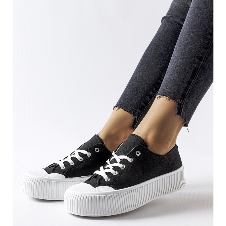 Mustat tennarit valkoisella Fortunata-tasolla 1